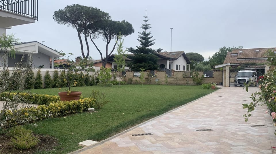 Lush Green Guesthouse Welcome Path